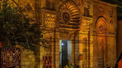 بالصور.. «شارع المعز لدين الله.. شاهد على تاريخ جوهرة الشرق».. أسسه «الصقلي» بأمر من الخليفة.. الجامع الأزهر ودار الحكمة مركزان لنشر العلم.. واستبداد الوزراء سبب في فقر وإصابة المص