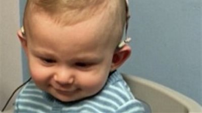 بالفيديو والصور.. رد فعل طفل أصم يسمع صوت والدته لأول مرة