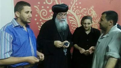 بالصور.. أسقف المنيا يزور أسر شهداء حادث «أتوبيس الأقباط»