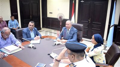 محافظ البحر الأحمر يناقش الموقف التنفيذي لمشروعات مدينة الغردقة (صور)