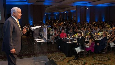 بالصور.. زاهي حواس يحصل على جائزة رجل العام بأمريكا