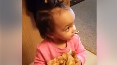 بالفيديو.. رد فعل طفلة تناولت دجاجة كاملة