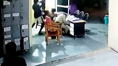 متهم يضرب شرطيين بفأس ويهرب من «قسم الشرطة» (فيديو وصور)