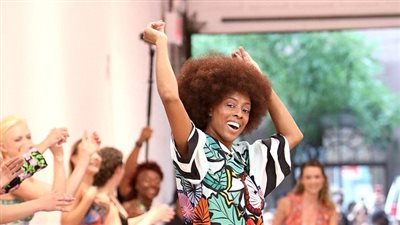 عارضات أزياء يرقصن بالأحذية ذات العجلات (فيديو وصور)