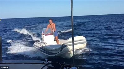 مطاردة رجل لقارب سياح تنقلب ضده (فيديو وصور)