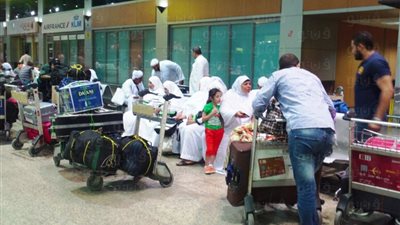 بالصور.. تكدس المسافرين لأداء العمرة بمطار القاهرة
