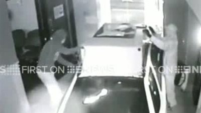 بالفيديو والصور.. لصان يسرقان ماكينة بيع سجائر في استراليا