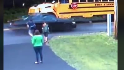 صبي يتفادى الموت بخطوة واحدة (فيديو)