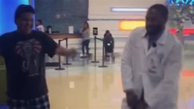 الطبيب الراقص يساعد الأطفال بطريقته الخاصة (فيديو)
