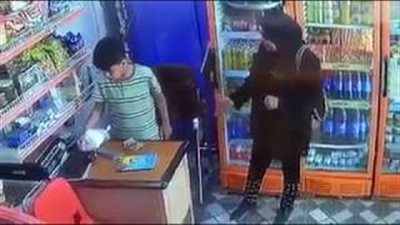 امرأة تسرق سوبر ماركت بحيلة ماكرة (فيديو)