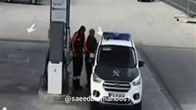 العناية الإلهية تنقذ شخصين من الموت داخل محطة وقود (فيديو)