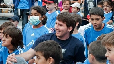 بالصور.. مواقف إنسانية لـ«ميسي» لا تُنسى