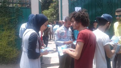 انتشار مندوبي الجامعات الخاصة أمام مدرسة بالجيزة (صور)