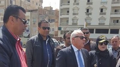 بالصور.. محافظ بورسعيد يتفقد العمل بمحيط مول طرح البحر