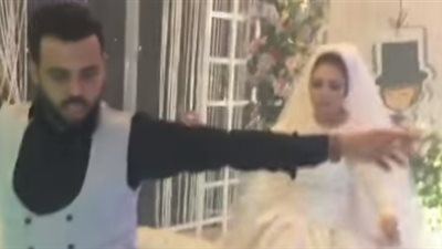 عريس يتفوق على عروسه بالرقص (فيديو)