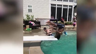 طفل يتعرض لسقطة مروعة في حمام السباحة (فيديو)