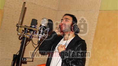 بالصور.. كريم محسن ينتهى من تسجيل «زى النهاردة»