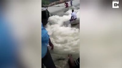 لحظة غرق رجل في النهر أثناء نزهة مع عائلته وأصدقائه (فيديو)