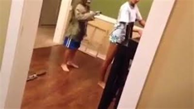 نهاية مروعة لطفل حاول تنفيذ مقلب مرعب بشقيقته (فيديو)