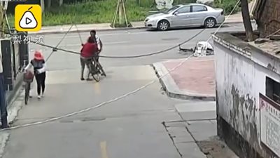 رجل سكران يعتدي بالضرب المبرح على امرأة في وضح النهار (فيديو)