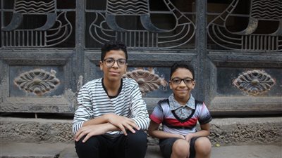 أطفال على أبواب لجان الثانوية..الشمس الحارقة تهون أمام حلم الأخ الأكبر