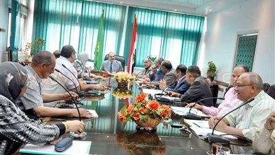 بالصور.. محافظ القليوبية يبحث رفع كفاءة منظومة القمامة