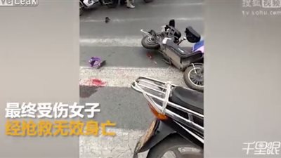 لحظة قتل امرأة طعنا في الشارع دون تدخل من المارة (فيديو)