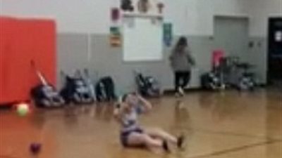 بالفيديو والصور.. لاعبة «كرة التفادي» تطيح بالفريق المنافس بشراسة