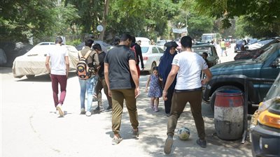 طلاب ثانوية المعادي يلعبون الكرة بعد انتهاء «الإحصاء والاقتصاد» (فيديو)