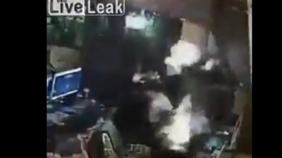 لحظة انفجار «ولاعة» في وجه امرأة (فيديو)