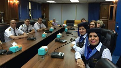بالصور.. «مصر للطيران» تكرم طاقم ضيافة أنقذ رحلة بكين