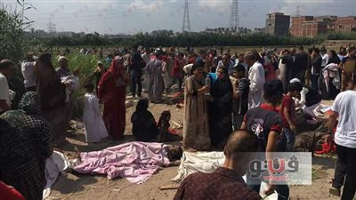 بالفيديو.. 5 مشاهد «توجع القلب» من حادث قطاري الإسكندرية.. أشلاء ودماء الضحايا على قضبان السكك الحديد.. نقل المصابين بـ«الكارو» للمستشفيات.. كريم من المستشفى: فين بابا وماما.. وعم 