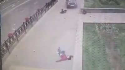 لحظة تعرض 3 أشخاص لحادث سير مروع (فيديو)