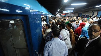 زحام بمحطات العتبة والشهداء والسادات بسبب قرار زيادة تذكرة المترو