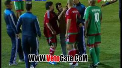 بالفيديو.. مشجع يقتحم الملعب لالتقاط «سيلفي» مع مارادونا