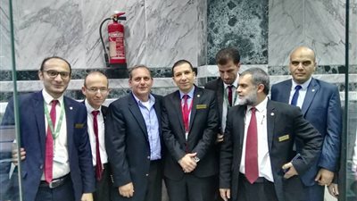 رئيس البنك الأهلي يزور فرع العريش عقب عملية السطو