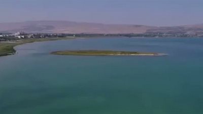 انخفاض منسوب المياه يكشف عن جزيرة في بحيرة طبرية (فيديو)