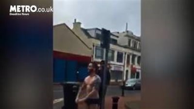 بالفيديو.. لقطات غريبة لرجل اسكتلندي يسبح في بركة مياه على طريق