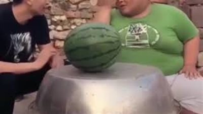 شاب ينفذ مقلبا قاسيا في صديقه (فيديو)