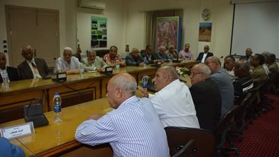 محافظ الوادي الجديد يلتقي قيادات مدينة الخارجة للتنسيق للانتخابات