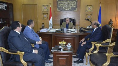 محافظ دمياط يبحث تيسير إجراءات استخراج سجلات تجارية للصناع (صور)