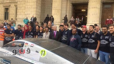 بالصور.. جابر نصار يلتقط الصور التذكارية مع فريق السيارة الكهربائية