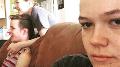 بالصور.. فتاة ترصد معاناتها مع أصدقائها المرتبطين