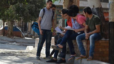 بالصور.. توافد طلاب الثانوية إلى مدرسة حافظ إبراهيم بحلوان