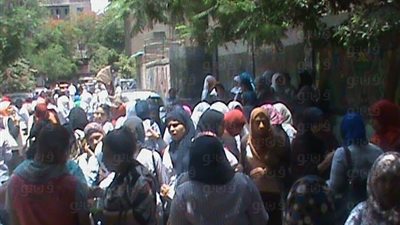 بالصور.. توافد طالبات الثانوية العامة على مدرسة ثورة الأحرار بإمبابة