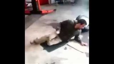 بالفيديو.. شاب يفجر المقعد الجالس عليه للمرح