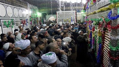 الانتهاء من رفع آثار مولد الحسين وإنارة شارع المنصورية بوسط القاهرة