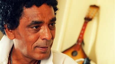 محمد منير يصل مطار القاهرة بعد إحيائه حفل غنائي في دبي