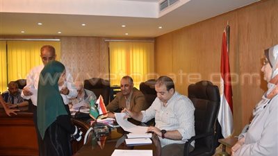 بالفيديو والصور.. محافظ الفيوم يأمر بعلاج طفل