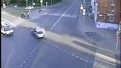 لحظة تعرض سائق دراجة نارية لحادث تصادم مروع (فيديو)